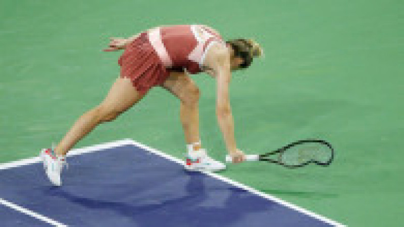 Simona Halep și-a distrus racheta, de nervi, în timpul meciului cu Iga Swiatek din semifinalele Indian Wells 2022 Foto: Profimedia Images | Poza 4 din 10