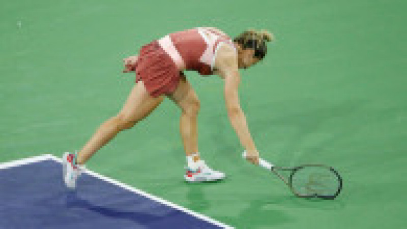 Simona Halep și-a distrus racheta într-o criză de nervi în timpul semifinalei Indian Wells 2022 Foto: Profimedia Images | Poza 3 din 10