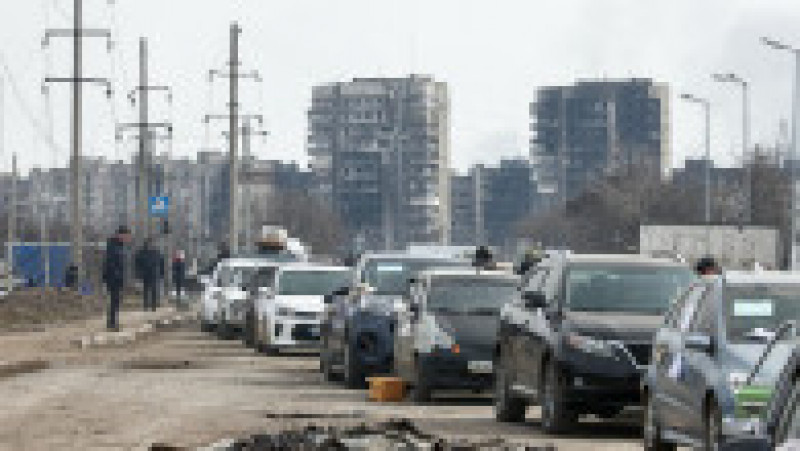 Cozi de mașini în Mariupol care se îndreaptă spre un coridor umanitar. Foto: Profimedia Images | Poza 5 din 5