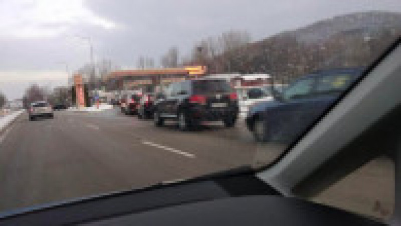 Bulgari surprinși pe 2 martie stând la cozi pentru a-și face provizii de carburant de teamă că vor crește prețurile. Captură foto: btvnovinite.bg | Poza 3 din 5
