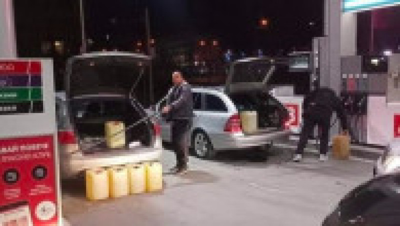 Bulgari surprinși pe 2 martie stând la cozi pentru a-și face provizii de carburant de teamă că vor crește prețurile. Captură foto: btvnovinite.bg | Poza 2 din 5