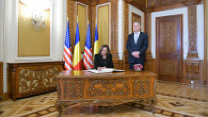 Kamala Harris semnează în cartea de onoare de la Palatul Cotroceni. Foto: presidency.ro | Poza 25 din 25