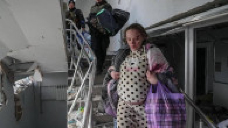 Poza cu Mariana fugind însărcinată pe scările maternității bombardate din Mariupol a făcut înconjurul lumii. Rusia a acuzat că poza estre „regizată˝. Foto: Twitter | Poza 82 din 100
