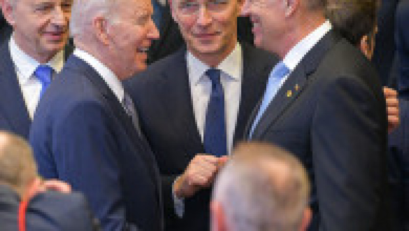 Președintele Klaus Iohannis discută cu președintele SUA Joe Biden și cu secretarul general al NATO Jens Stoltenberg. Foto: Administrația Prezidențială | Poza 3 din 9