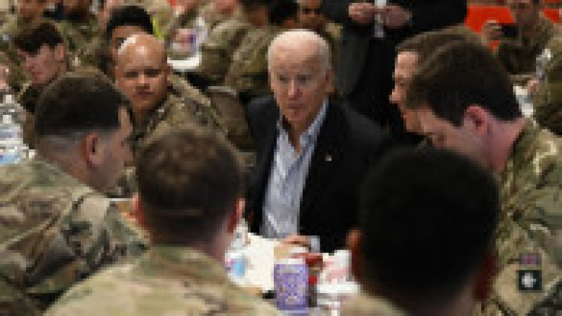 Joe Biden a mâncat pizza și și-a făcut selfie cu militarii americani din Polonia. Foto: Profimedia | Poza 11 din 11