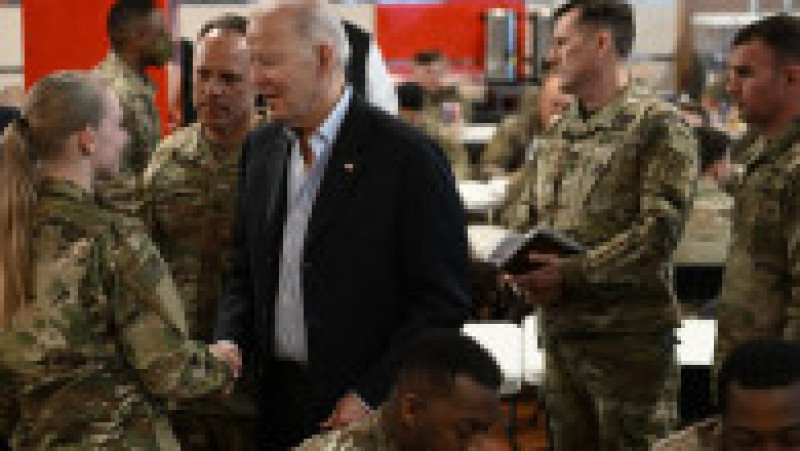 Joe Biden a mâncat pizza și și-a făcut selfie cu militarii americani din Polonia. Foto: Profimedia | Poza 7 din 11