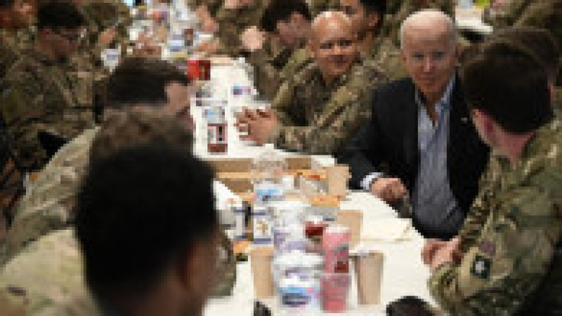 Joe Biden a mâncat pizza și și-a făcut selfie cu militarii americani din Polonia. Foto: Profimedia | Poza 4 din 11