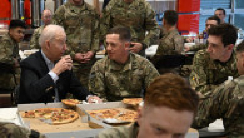 Joe Biden a mâncat pizza și și-a făcut selfie cu militarii americani din Polonia. Foto: Profimedia | Poza 5 din 11
