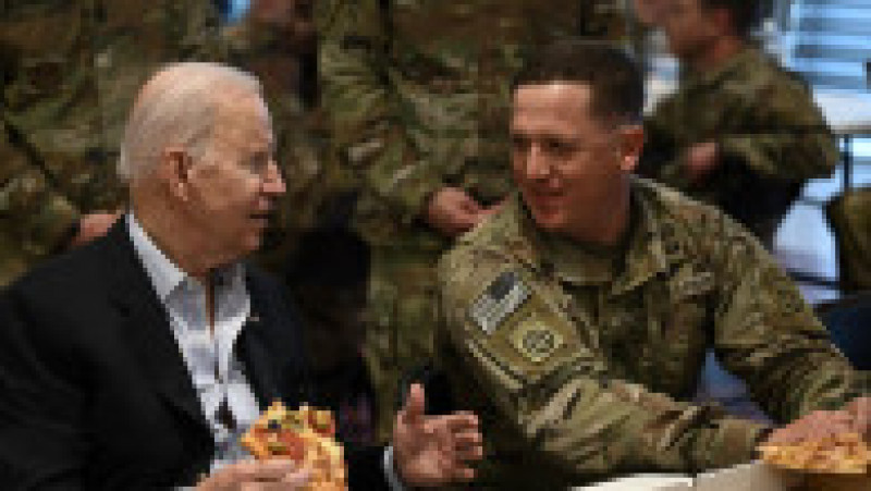 Joe Biden a mâncat pizza și și-a făcut selfie cu militarii americani din Polonia. Foto: Profimedia | Poza 6 din 11