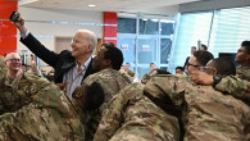 Joe Biden a mâncat pizza și și-a făcut selfie cu militarii americani din Polonia. Foto: Profimedia | Poza 8 din 11
