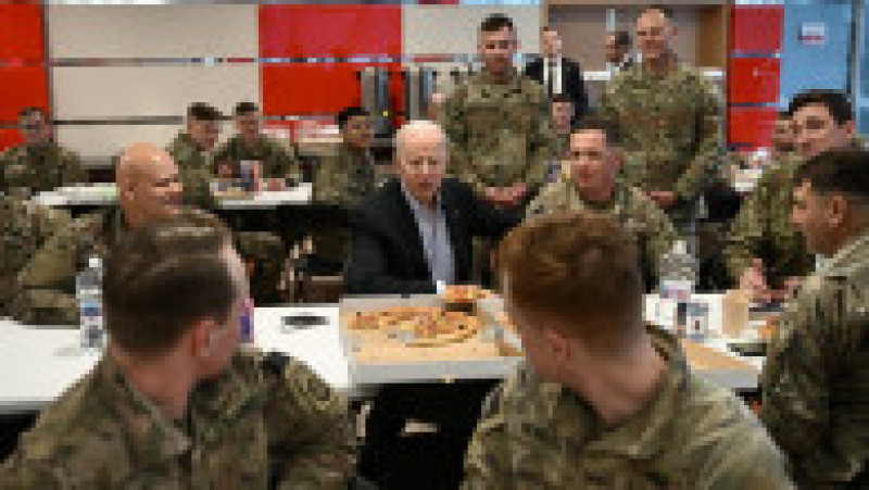 Joe Biden a mâncat pizza și și-a făcut selfie cu militarii americani din Polonia. Foto: Profimedia | Poza 9 din 11