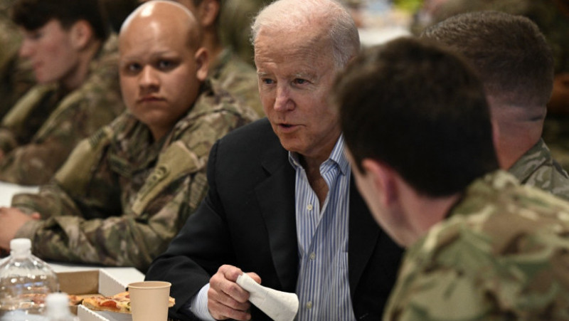 Joe Biden a mâncat pizza și și-a făcut selfie cu militarii americani din Polonia. Foto: Profimedia