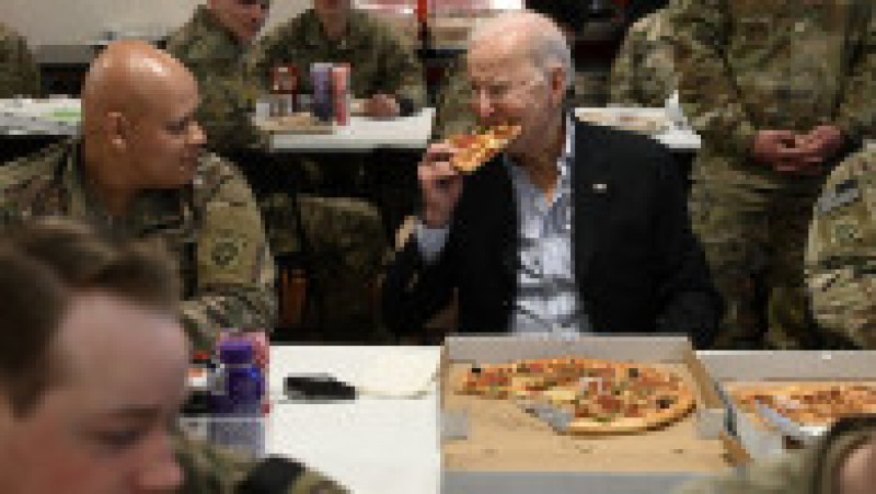 Joe Biden a mâncat pizza și și-a făcut selfie cu militarii americani din Polonia. Foto: Profimedia | Poza 2 din 11