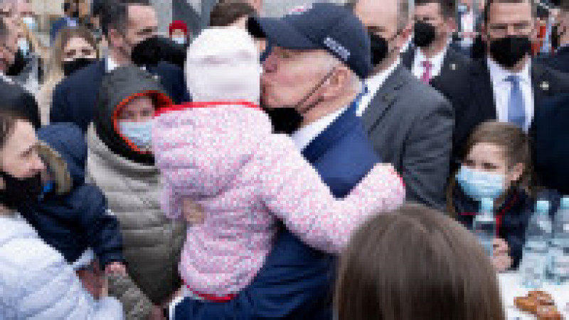 Joe Biden i-a vizitat pe refugiații ucraineni de pe stadionul național din Varșovia Foto: Profimedia Images | Poza 5 din 12