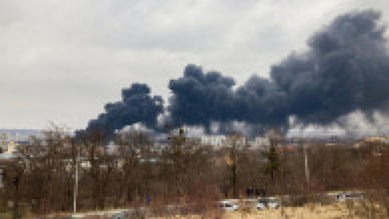 O coloană groasă de fum negru se ridică după exploziile care au avut loc lângă Liov. Foto: Profimedia | Poza 6 din 10