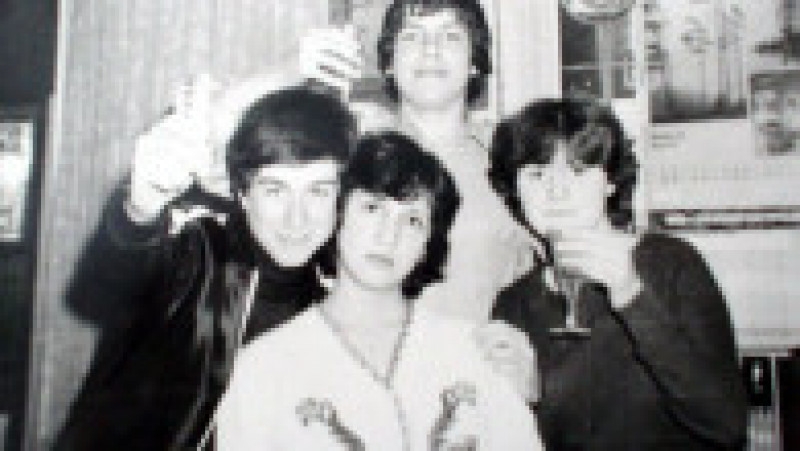 Roman Abramovici (stânga) distrându-se cu prietenii în tinerețe Foto: EAST2WEST NEWS via BBC | Poza 2 din 17