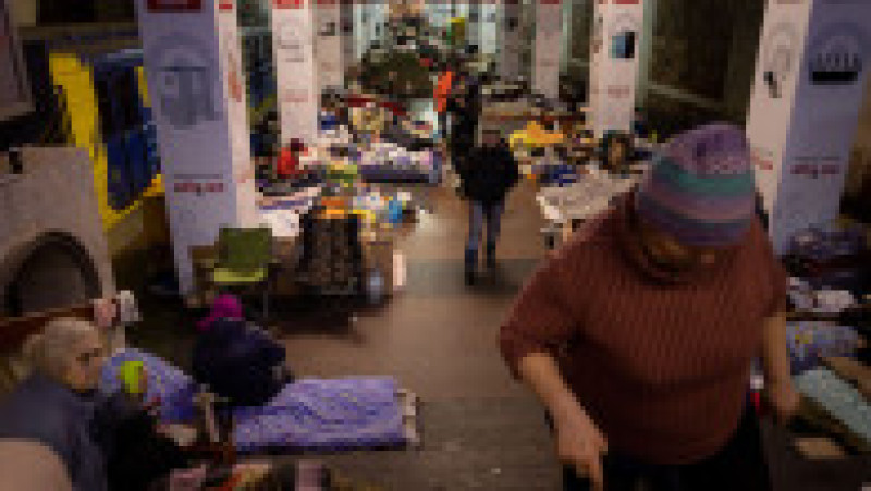 Mii de locuitori din Harkov se adăpostesc în stațiile de metrou din oraș | Poza 4 din 12