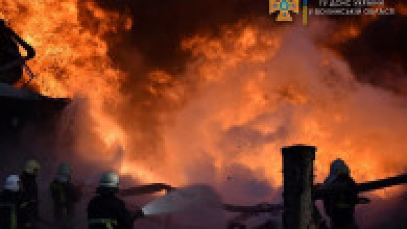 Incendiu, după un bombardament rusesc. Foto: Profimedia Images | Poza 11 din 12