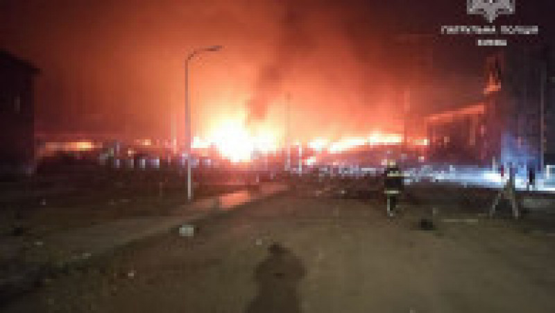 Explozii în districtul Podolskîi din Kiev urmate de un incendiu în zona unui mall Foto: Poliția ucraineană via CNN | Poza 8 din 8