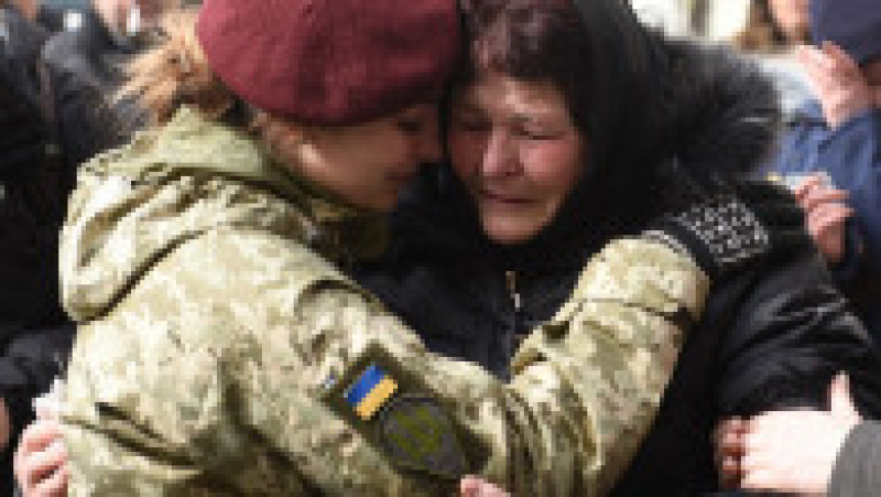 Tot ce i-a mai rămas lui Yarovenko a fost speranța de a vorbi cu părinții lui Kotenko cât mai curând și amintirea fiului lor pe care o va purta cu el în timp ce își așteaptă rândul pentru a se alătura luptelor. Foto: Profimedia Images | Poza 40 din 100