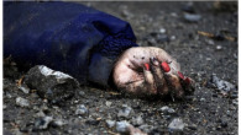 Imagine cu mâna unei femei ucise de ruși în Bucha. Captură foto: CNN | Poza 50 din 100
