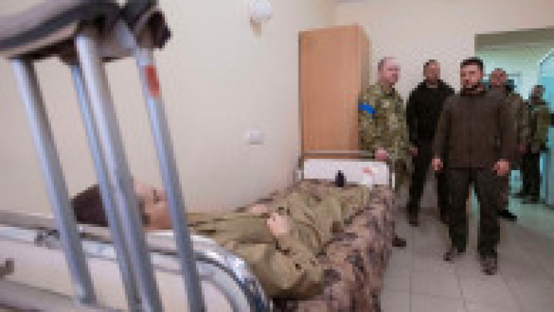 Zelenski i-a vizitat în spital pe militarii răniți în luptele din Harkov, Cernihiv și Hostomel. FOTO: Profimedia Images | Poza 2 din 6