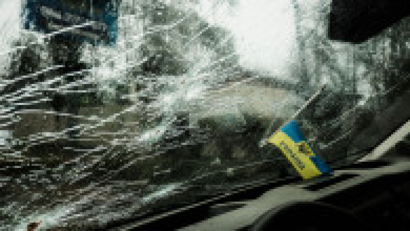 Parbrizul ciuruit de gloanțe al unei mașini civile, în Bucha, Ucraina. Foto: Profimedia Images | Poza 21 din 21