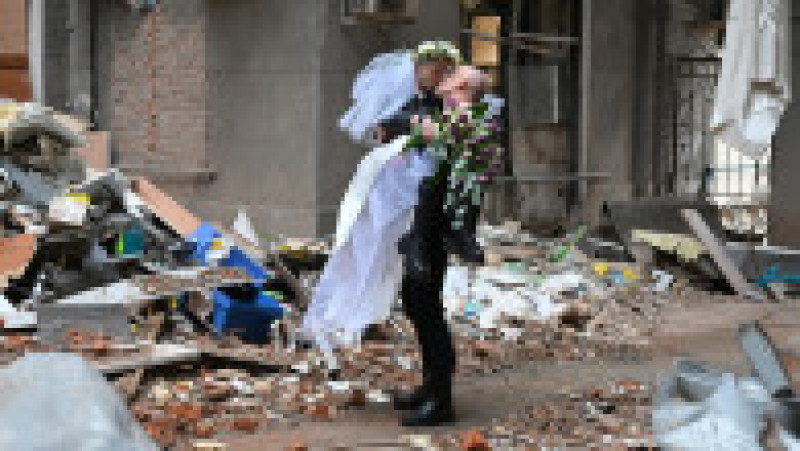 Anastasia și Anton, un cuplu ucrainean, și-au celebrat nunta în mijlocul ruinelor din Harkov. FOTO: Profimedia Images | Poza 7 din 7