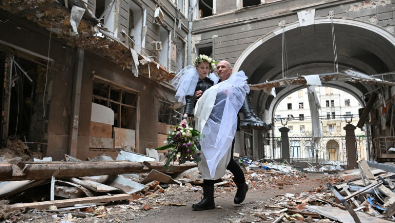 Anastasia și Anton, un cuplu ucrainean, și-au celebrat nunta în mijlocul ruinelor din Harkov. FOTO: Profimedia Images