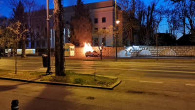 Incendiu lângă Ambasada Rusiei din București. O mașină s-a izbit în gard și a luat foc, șoferul a murit pe loc. FOTO: Facebook Tudor Bogdan Teodorescu | Poza 7 din 7