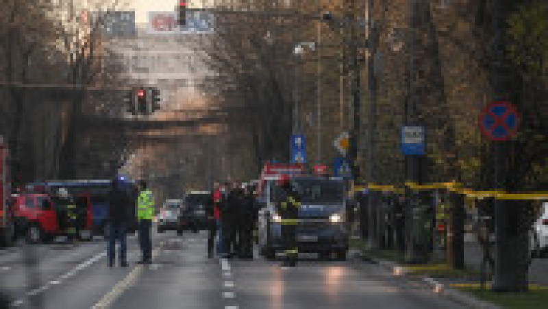 Incendiu lângă Ambasada Rusiei din București. O mașină s-a izbit în gard și a luat foc, șoferul a murit pe loc. FOTO: INQUAM PHOTOS - Octav Ganea | Poza 4 din 7