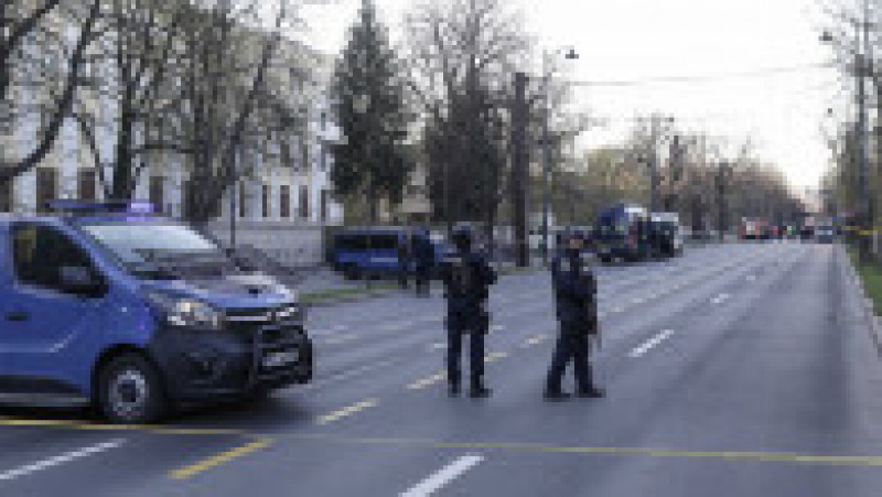 Incendiu lângă Ambasada Rusiei din București. O mașină s-a izbit în gard și a luat foc, șoferul a murit pe loc. FOTO: INQUAM PHOTOS - Octav Ganea | Poza 1 din 7
