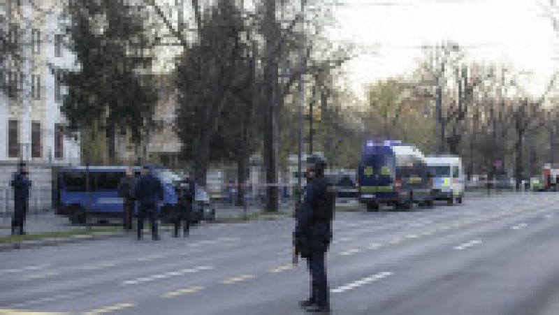 Incendiu lângă Ambasada Rusiei din București. O mașină s-a izbit în gard și a luat foc, șoferul a murit pe loc. FOTO: INQUAM PHOTOS - Octav Ganea | Poza 2 din 7