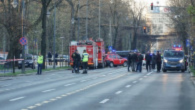 Incendiu lângă Ambasada Rusiei din București. O mașină s-a izbit în gard și a luat foc, șoferul a murit pe loc. FOTO: INQUAM PHOTOS - Octav Ganea | Poza 3 din 7