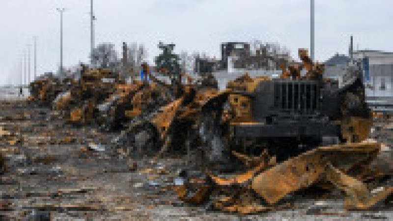 Coloana de mașini ale armatei ruse, distrusă pe o autostradă spre Kiev. Foto: Profimedia Images | Poza 1 din 11