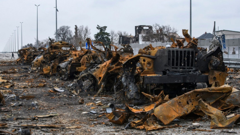 Coloana de mașini ale armatei ruse, distrusă pe o autostradă spre Kiev. Foto: Profimedia Images