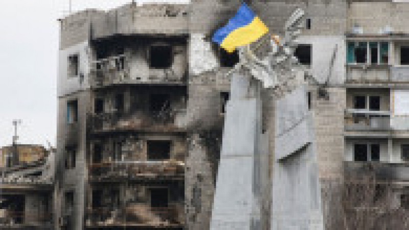Steagul Ucrainei, pe o clădire distrusă de ruși. Foto: Profimedia Images | Poza 5 din 11