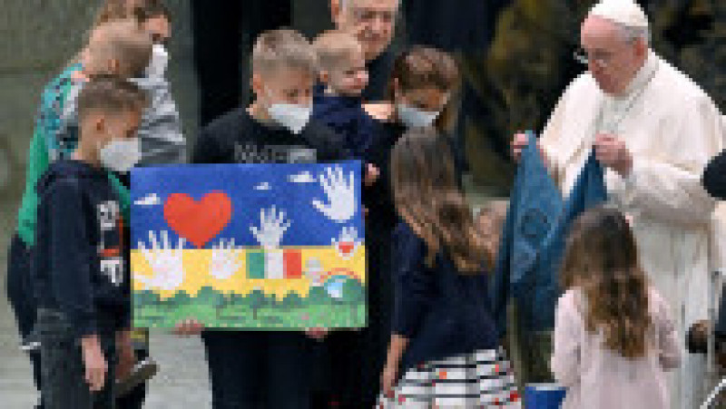 Papa Francisc a întâmpinat refugiați ucraineni, printre care și copii, la Vatican. Foto: Profimedia Images | Poza 2 din 5