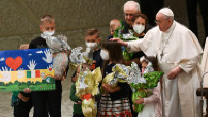 Papa Francisc a dăruit ouă de ciocolată copiilor ucraineni refugiați la Vatican. Foto: Profimedia Images | Poza 3 din 5