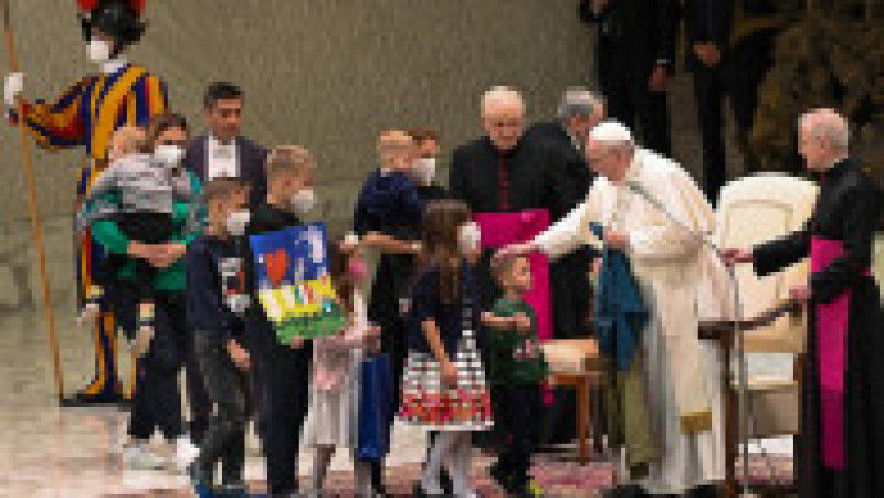 Papa Francisc a dăruit ouă de ciocolată copiilor ucraineni refugiați la Vatican. Foto: Profimedia Images | Poza 5 din 5