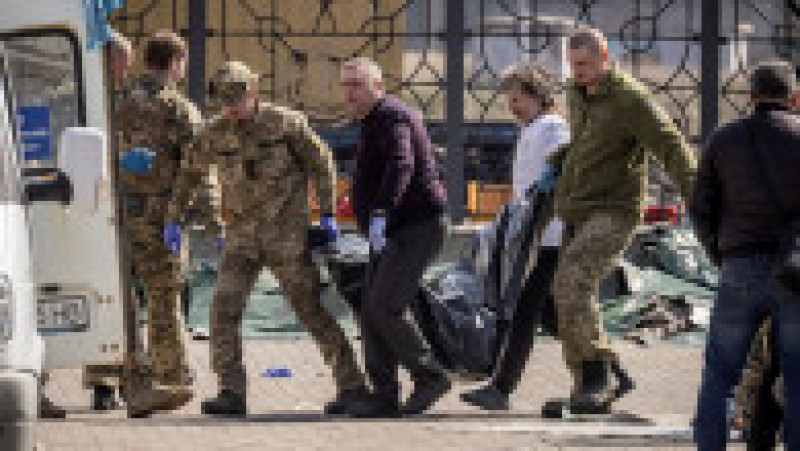 Militarii ajută la evacuarea victimelor de la gara din Kramatorsk. Foto: Profimedia | Poza 5 din 7