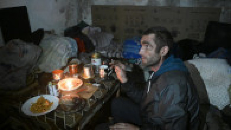 Un rezident din Mariupol s-a adăpostit în pivniță Foto: Profimedia Images | Poza 85 din 100