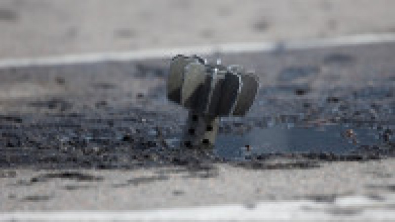 Muniție neexplodată, înfiptă în asfalt pe un drum care duce spre Kiev. Foto: Profimedia Images | Poza 3 din 11