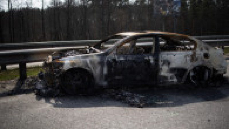 Mașină distrusă pe un drum în apropiere de Kiev. Foto: Profimedia Images | Poza 9 din 11