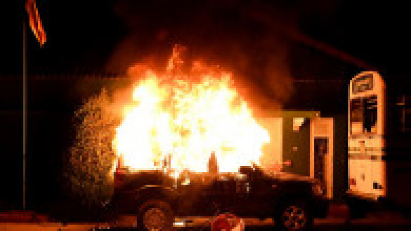 În apropierea reședinței președintelui, demonstranții au dat foc unui autobuz al armatei și unei mașini de poliție. Foto: Profimedia Images | Poza 12 din 17