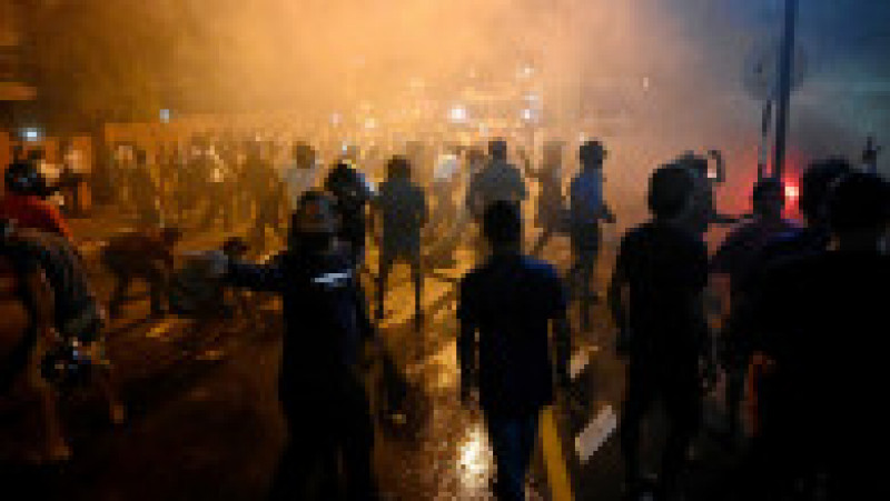 Forțele de securitate au tras cu gaze lacrimogene și tunurile cu apă pentru a-i alunga pe protestatari. Foto: Profimedia Images | Poza 6 din 17