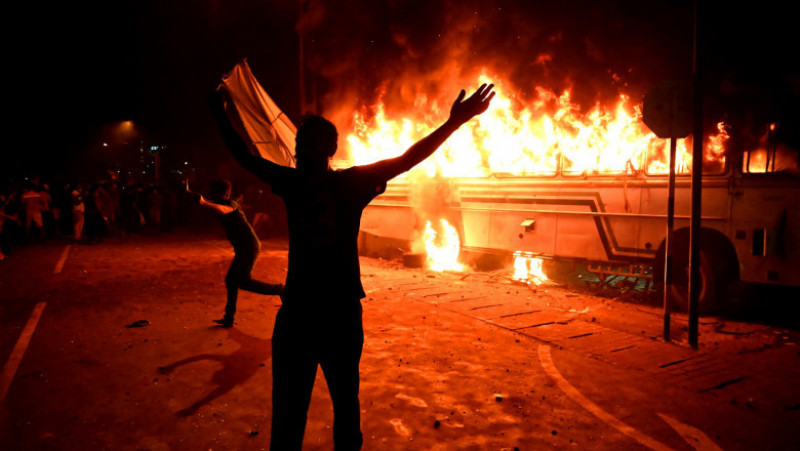 În apropierea reședinței președintelui, demonstranții au dat foc unui autobuz al armatei și unei mașini de poliție. Foto: Profimedia Images