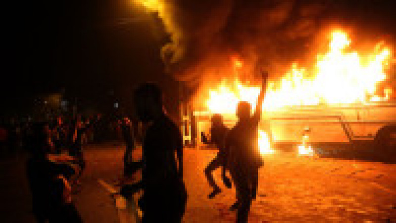 În apropierea reședinței președintelui, demonstranții au dat foc unui autobuz al armatei și unei mașini de poliție. Foto: Profimedia Images | Poza 13 din 17