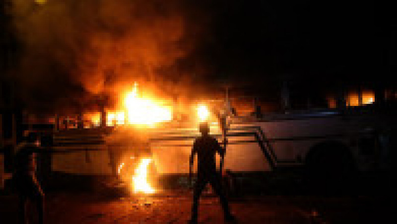 În apropierea reședinței președintelui, demonstranții au dat foc unui autobuz al armatei și unei mașini de poliție. Foto: Profimedia Images | Poza 14 din 17