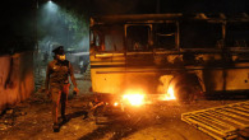 În apropierea reședinței președintelui, demonstranții au dat foc unui autobuz al armatei și unei mașini de poliție. Foto: Profimedia Images | Poza 15 din 17